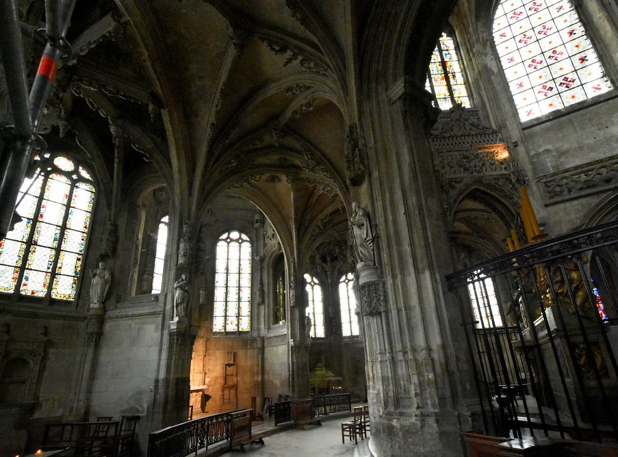 Le déambulatoire avec les chapelles Sainte–Thérèse, du Saint Sacrement et de la Vierge