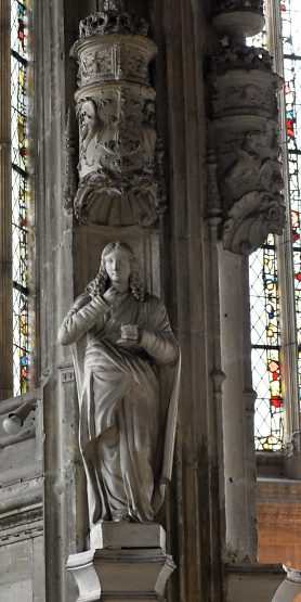 Statue et dais Renaissance dans le déambulatoire