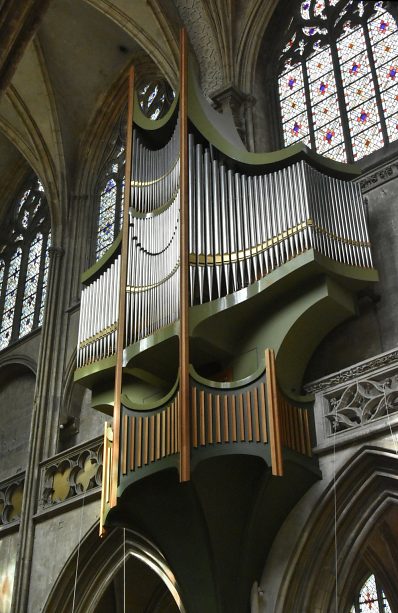 L'orgue de Saint–Pierre est juché en nid d'hirondelle contre l'élévation nord