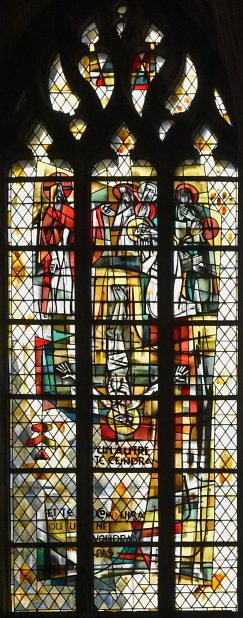 La Crucifixion de Pierre, vitrail de Max Ingrand