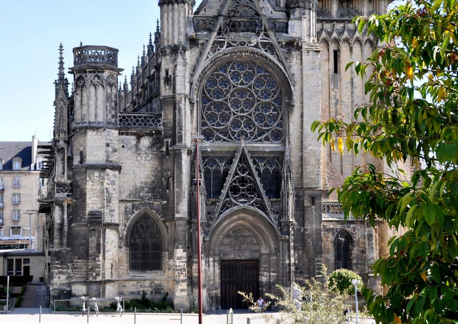 La façade occidentale et son style gothique rayonnant