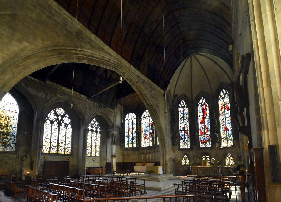 Vue d'ensemble de la double nef de l'église Saint–Sauveur