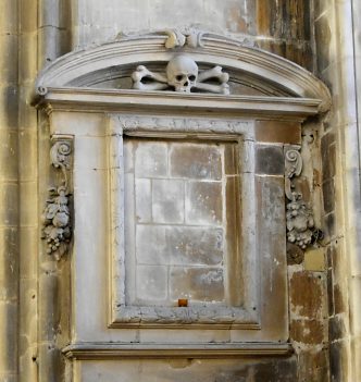 Monument funéraire avec tête de mort sur le mur d'une chapelle latérale