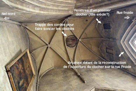 Nef gothique : la voûte sous le clocher avec l'ouverture pour le passage des cordes