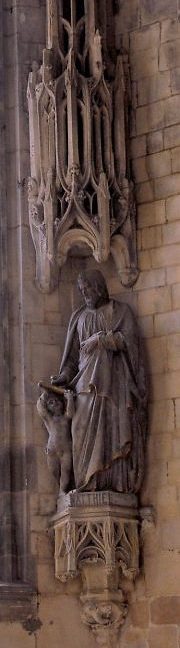 Statue de saint Mathieu dans l'abside gothique