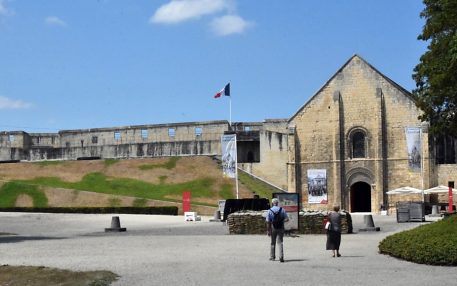 Place devant la salle de l'Échiquier et les remparts ouest