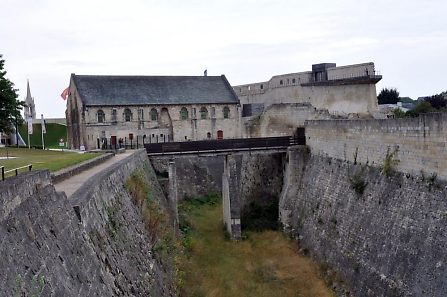 Vue des fossés et de la salle de l'Échiquier