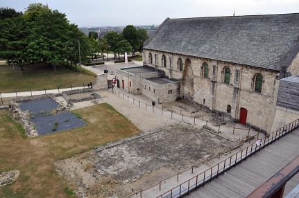 La salle de l'Échiquier vue depuis le rempart