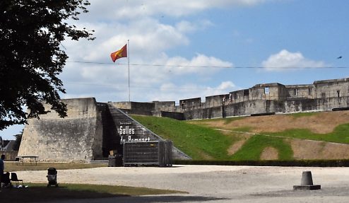 Place avec accès aux salles des remparts