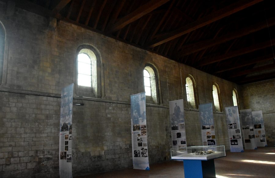Élévations sud de la salle de l'Échiquier avec sa série de petites fenêtres romanes