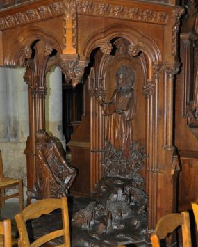 Sculpture en bois dans la chaire à prêcher