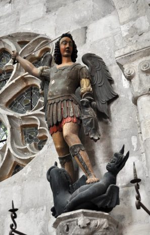 Statue de saint Michel dans le croisillon nord