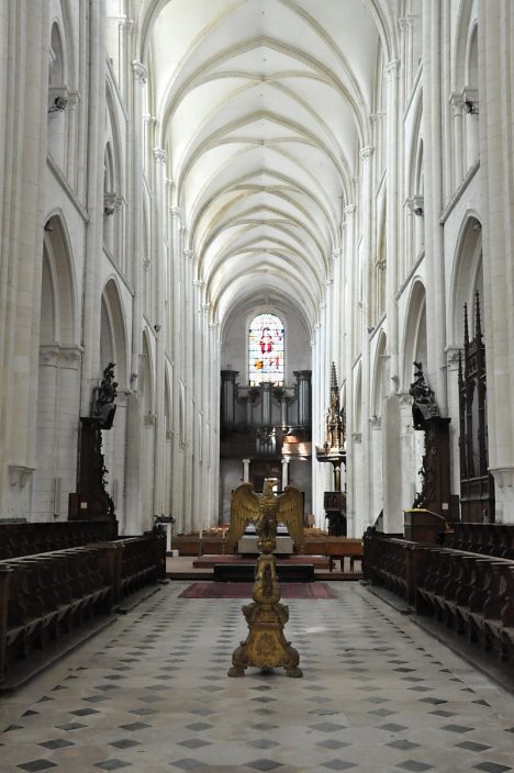 Le chœur, les stalles et l'orgue de tribune