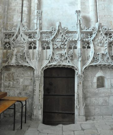 La porte dessert la salle basse sous la chapelle de la Vierge