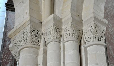 Chapiteaux sculptés dans le déambulatoire nord :