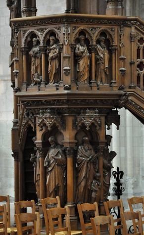 Le socle de la chaire à prêcher avec le Christ et les évangélistes