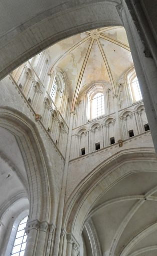 La tour-lanterne culmine, à l'intérieur, à 37  mètres.