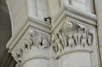 Chapiteau avec grotesques ails dans le chœur