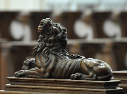Lion sculpté sur l'accoudoir d'une stalle d'honneur