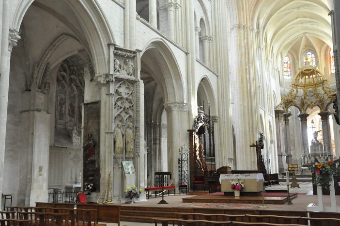 Le chœur avec le pilastre nord, ancien élément du jubé,  et ses sculptures