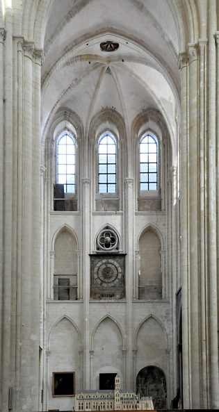 L'élévation ternaire du transept nord et son horloge du XVIIe  siècle