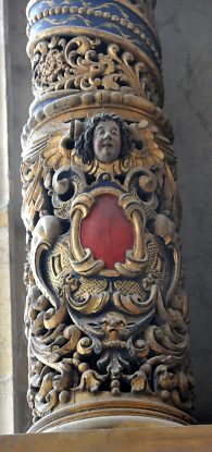 Colonne du retable avec une 