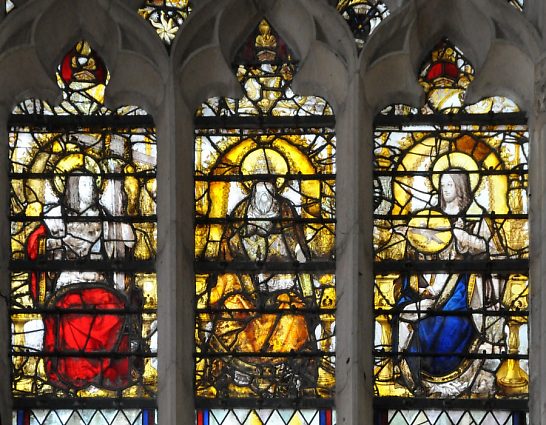 Vitrail de la Trinité (XVIe siècle) dans la verrière sud de la chapelle de la Vierge