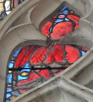 L'ange rouge dans le soufflet du vitrail central