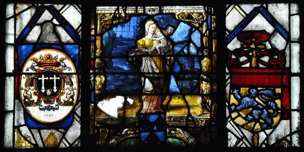 Transept sud : Vitrail Renaissance d'une Vierge à l'Enfant  (vers 1530) entouré de blasons