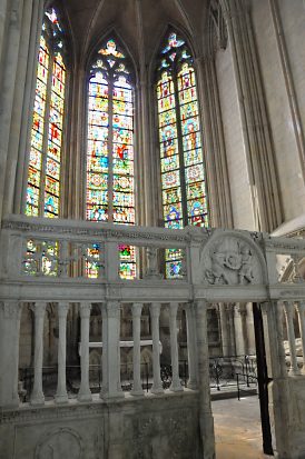 La chapelle des Saints-Patrons avec les vitraux de Lusson
