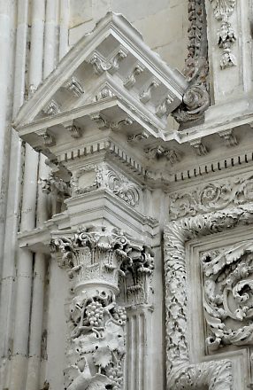 Colonne torse Renaissance et encadrement de la niche