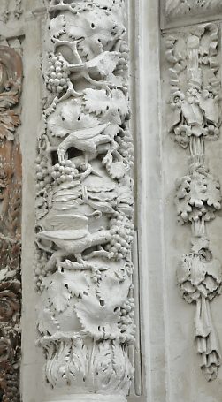 Colonne torse du retable avec pampres et oiseaux