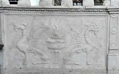 Bas-relief Renaissance sur le soubassement intérieur