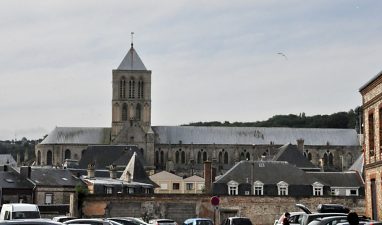 La longueur de la collégiale la transforme en un véritable  vaisseau dans la ville.