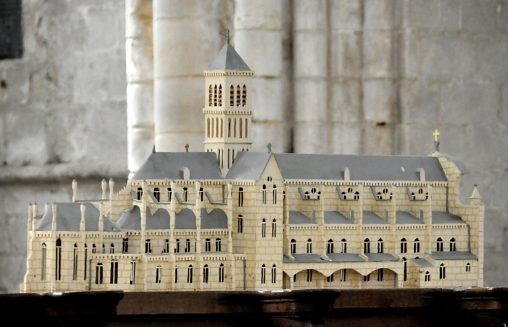 Maquette contemporaine de l'abbatiale exposée dans le transept