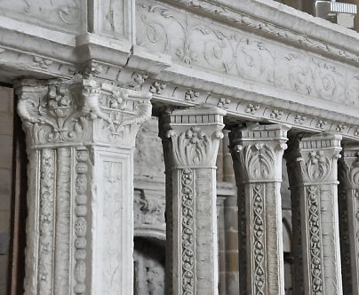 Somptueuses sculptures Renaissance sur les colonnes de la chapelle  Sainte-Madeleine