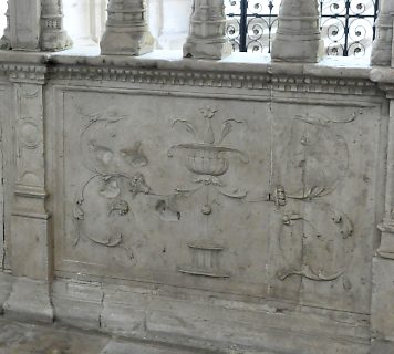 Bas-relief Renaissance sur le soubassement