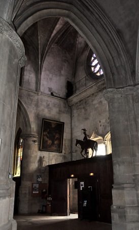 Statue de saint Martin au–dessus de l'entrée sud de l'église