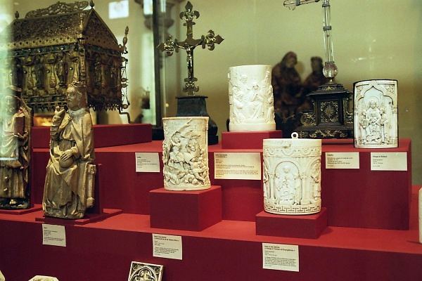 Objets et ivoires dans une vitrine