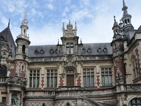 La façade du palais depuis la cour intérieure