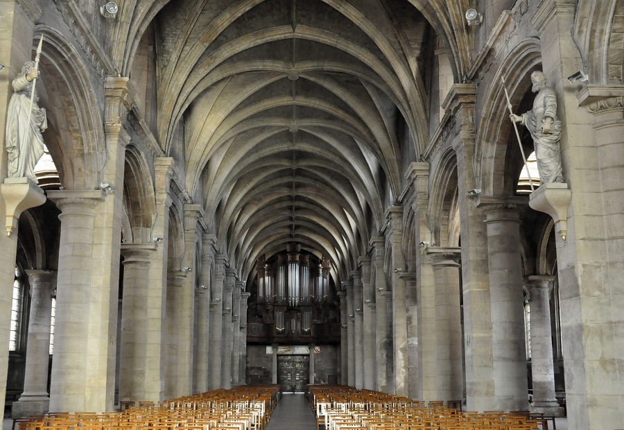 La nef et l'orgue de tribune vus depuis le chœur