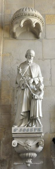 Statue de saint Joseph et l'Enfant dans une chapelle latérale sud