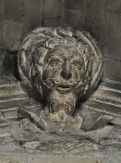 Tête au sommet d'une fenêtre haute dans le transept