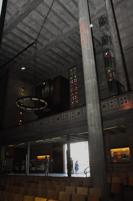 L'entrée de l'église et l'orgue du facteur Alfred Kern à  la tribune.