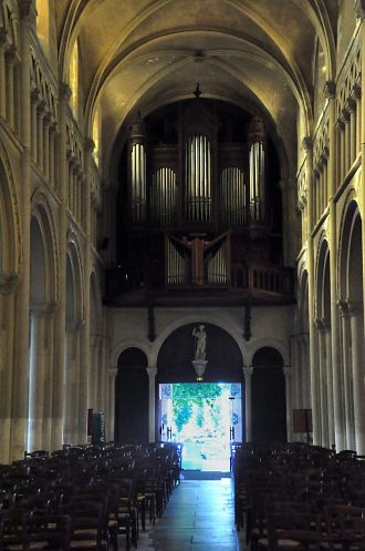 La nef et l'orgue de tribune vus du chœur