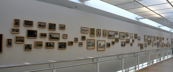 Vue d'un mur avec des petits tableaux