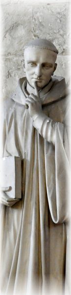 Statue de saint Beno�t dans l'avant-nef, d�tail