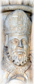 Saint Benoît dans une statue-colonne de l'entrée, détail Saint Benoît dans une statue-colonne de l'entrée, détail