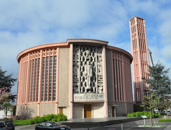 L'église Saint–Pierre d'Ÿvetot est une rotonde construite de 1951 à 1956