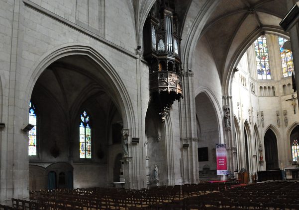 L'élévation nord abrite l'orgue suspendu en nid d'hirondelle